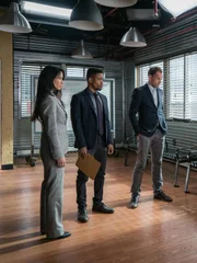 Nachdem ein Fallschirmspringer direkt von Himmel geschossen wird, sind Watson (Lucy Liu, l.), Bell (Jon Michael Hill, M.) und Holmes (Jonny Lee Miller, r.) auf der Suche nach dem Schuldigen. Offenbar haben sie es nicht nur mit einem M&ouml;rder zu tun ...