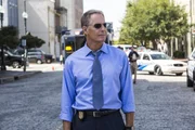 Soll einen Kronzeugen, der im Prozess gegen einen ber&uuml;chtigten Waffenh&auml;ndler aussagen soll, nach Texas eskortieren - doch dabei l&auml;uft nicht alles nach Plan: Pride (Scott Bakula) ...