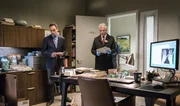 Als die ehemalige Chirurgin Watson unter Verdacht gerät, illegale Rezepte auszustellen, müssen Sherlock (Jonny Lee Miller, l.) und Captain Gregson (Aidan Quinn, r.) schnell handeln und den Täter zur Strecke bringen. Als die ehemalige Chirurgin Watson unter Verdacht gerät, illegale Rezepte auszustellen, müssen Sherlock (Jonny Lee Miller, l.) und Captain Gregson (Aidan Quinn, r.) schnell handeln und den Täter zur Strecke bringen.