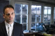 Warum beschafft sich ein Unbekannter mit Hilfe von Watsons Lizenz illegal Drogen? Als Watson plötzlich selbst unter Verdacht steht, muss Holmes (Jonny Lee Miller) schnell handeln ... Warum beschafft sich ein Unbekannter mit Hilfe von Watsons Lizenz illegal Drogen? Als Watson plötzlich selbst unter Verdacht steht, muss Holmes (Jonny Lee Miller) schnell handeln ...
