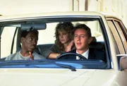 Zwar soll Beverly Hills Detective Billy Rosewood (Judge Reinhold, r.) seinen durchgeknallten Kollegen Axel (Eddie Murphy, l.) im Auge und im Zaum halten, doch schon bald steht er voll unter Axels Einfluss und hilft zusammen mit der sch&ouml;nen Jenny (Lisa Eilbacher, M.), die Gangster zu schnappen ...