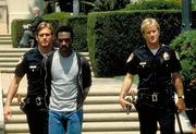 Seine Vorgesetzten haben etwas gegen die unkonventionellen Ermittlungsmethoden ihres Undercover-Mannes: Axel (Eddie Murphy, M.) sitzt mal wieder in der Tinte ...