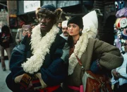 Sozialarbeiter Chandler (Eddie Murphy, l.) l&auml;sst sich von der sch&ouml;nen Tibetanerin Kee (Charlotte Lewis, r.) zu einer kniffligen Aufgabe &uuml;berreden ...