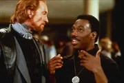Sardo Numspa (Charles Dance, l.), der Abgesante des B&ouml;sen, glaubt mit dem witzelnden Sozialarbeiter Chandler Jarrell (Eddie Murphy, r.) ein leichtes Spiel zu haben und muss nun einsehen, dass er sich geirrt hat ...