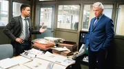W&auml;hrend Bell (Jon Michael Hill, l.) und Gregson (Aidan Quinn, r.) mit den Untersuchungen an einem Clown-Mord besch&auml;ftigt sind, wird Bell von dem Ex-Mann seiner neuen Flamme heimgesucht ...