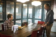 Special Agent Pride (Scott Bakula, r.) und sein Team nehmen einen russischen Schl&auml;fer unter die Lupe, der etwas mit Abbys Bruder Luca (Tyler Ritter, l.) zu tun hatte ...