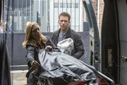 Untersuchen die Opfer des Verbrechens nach Hinweisen: Bishop (Emily Wickersham, l.) und Special Agent LaSalle (Lucas Black, r.) ...