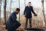 Detective Bell (Jon Michael Hill, l.) und Holmes (Jonny Lee Miller, r.) untersuchen einen Clown-Mord, der offensichtlich in Verbindung mit der Kreation eines neuen, gef&auml;hrlichen Virus steht ...