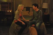 Ted (Josh Radnor, r.) plant ein romantisches Wochenende inklusive Ausflug mit Zoey (Jennifer Morrison, l.), doch diese hat ganz andere Pl&auml;ne ...