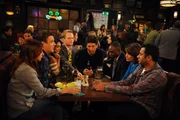 Ihr Stammtisch wird langsam zu klein: (v.l.n.r.) Lily (Alyson Hannigan), Marshall (Jason Segel), Nora (Nazanin Boniadi), Barney (Neil Patrick Harris), Ted (Josh Radnor), James (Wayne Brady), Robin (Cobie Smulders) und Kevin (Kal Penn).