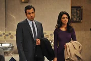 Ahnen nicht, dass Barney und Robin ein Geheimnis haben: Nora (Nazanin Boniadi, r.) und Kevin (Kal Penn, l.) ... Ahnen nicht, dass Barney und Robin ein Geheimnis haben: Nora (Nazanin Boniadi, r.) und Kevin (Kal Penn, l.) ...