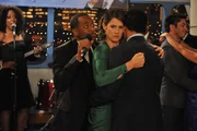 Nach alldem was geschehen ist, hat Robin (Cobie Smulders, M.) Kevin (Kal Penn, r.) gegenüber ein schlechtes Gewissen ... Nach alldem was geschehen ist, hat Robin (Cobie Smulders, M.) Kevin (Kal Penn, r.) gegenüber ein schlechtes Gewissen ...