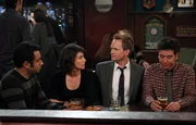 M&uuml;ssen Kevin (Kal Penn, l.) die traurige Nachricht &uuml;berbringen, dass Lily und Marshall bereits nach Long Island gezogen sind: Ted (Josh Radnor, r.), Barney (Neil Patrick Harris, 2.v.r.) und Robin (Cobie Smulders, 2.v.l.) ...