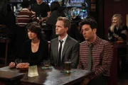 K&ouml;nnen nicht glauben, dass Marshall und Lily nach Long Island ziehen und sie eine 46-min&uuml;tige Zugfahrt in Kauf nehmen m&uuml;ssen, um sie zu besuchen: Ted (Josh Radnor, r.), Barney (Neil Patrick Harris, M.) und Robin (Cobie Smulders, l.).