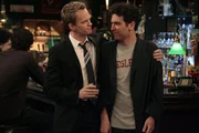 Während Robin eine berühmte Nachrichtensprecherin wird, versucht Barney (Neil Patrick Harris, l.), Ted (Josh Radnor, r.) dazu zu bringen, mit ihm eine legendäre Nacht nach der anderen zu erleben ... Während Robin eine berühmte Nachrichtensprecherin wird, versucht Barney (Neil Patrick Harris, l.), Ted (Josh Radnor, r.) dazu zu bringen, mit ihm eine legendäre Nacht nach der anderen zu erleben ...
