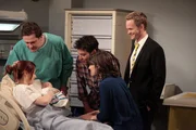 Endlich ist es so weit und der Nachwuchs von Lily und Marshall ist da: Ted, Marshall, Barney, Lily und Robin.