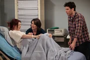 W&auml;hrend Marshall verzweifelt versucht, zu Lily (Alyson Hannigan, l.) zu kommen, geben Ted (Josh Radnor, r.) und Robin (Cobie Smulders, M.) alles, um sie von den schmerzhaften Wehen abzulenken ...
