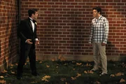 Ted (Josh Radnor, r.) erinnert sich daran, wie er Victoria dazu gezwungen hat, ihrem damaligen Verlobten Klaus (Thomas Lennon, l.) eine Nachricht zu hinterlassen, bevor sie gemeinsam durchbrennen ...