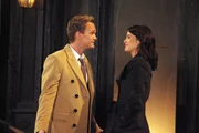 Als Robin (Cobie Smulders, r.) z&ouml;gert, mit Nick Schluss zu machen, nimmt sich Barney (Neil Patrick Harris, l.) der Sache an ...