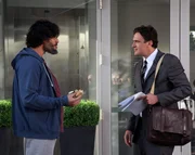 Marshall (Jason Segel, r.) empfiehlt seinen alten College-Freund Brad (Joe Manganiello, l.) f&uuml;r einen Job in seiner Firma, doch das Bewerbungsgespr&auml;ch l&auml;uft gar nicht gut, sodass Marshall nichts anderes &uuml;brig bleibt, als es bei seinem Chef wieder gutzumachen ...