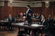 Während sich Marshall (Jason Segel, vorne l.) in dem größten Fall seiner Karriere mit seinem alten Freund und neuen Erzfeind Brad (Joe Manganiello, vorne 2.v.l.) anlegt, denken die Freunde über die Momente nach, in denen sie selbst mit dem Gesetz konfrontiert wurden ... Während sich Marshall (Jason Segel, vorne l.) in dem größten Fall seiner Karriere mit seinem alten Freund und neuen Erzfeind Brad (Joe Manganiello, vorne 2.v.l.) anlegt, denken die Freunde über die Momente nach, in denen sie selbst mit dem Gesetz konfrontiert wurden ...