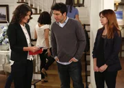 W&auml;hrend Marshall mit Marvin auf dem Weg nach New York ist, m&ouml;chte Lily (Alyson Hannigan, r.), dass Ted (Josh Radnor, M.) Robin (Cobie Smulders, l.) endlich gehen l&auml;sst ...