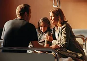 NDR Fernsehen STUNDE DER ENTSCHEIDUNG, am Samstag (20.06.15) um 20:15 Uhr. Karen (Katharina B&ouml;hm) und ihr Mann Christoph (Stephan Kampwirth) sind froh, dass ihre Tochter Kim (Leslie-Vanessa Lill) nach der schwierigen Operation wohl auf ist.