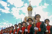 Soldaten bei einer Parade in Tiraspol. Die selbst ernannte Republik Transnistrien pr&auml;sentiert sich mit sowjetischer Symbolik und milit&auml;rischer Disziplin.