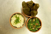 Libanesische Mezze mit den orientalischen Klassikern Taboul&eacute;, dem Auberginenp&uuml;ree Mutabbal und gef&uuml;llten Weinbl&auml;ttern