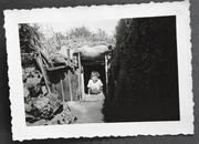 Willi Gr&uuml;tzke in einem Behelfsbunker auf der Parzelle, 1944. Krieg wurde auch f&uuml;r die Kinder zum Alltag.