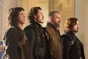 Schon bald m&uuml;ssen die Musketiere, (v.l.n.r.) D'Artagnan (Logan Lerman), Aramis (Luke Evans), Porthos (Ray Stevenson) und Athos (Matthew MacFadyen), feststellen, dass ihre Feinde erneut B&ouml;ses planen: M'lady und Richelieu spinnen eine Intrige gegen K&ouml;nig Louis XIII. Gef&auml;lschte Liebesbriefe und ein gestohlenes Diamanthalsband sollen diesen von der Untreue seiner Ehefrau &uuml;berzeugen ...