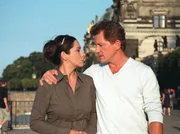 ARD BR+CKE ZUM HERZEN, Deutschland 2005, Regie Martin Gies, am Freitag (13.05.05) um 20:15 Uhr und am Dienstag (17.05.05) um 10:30 Uhr im Ersten. Langsam erkennt Karen (Simone Thomalla), dass sie mehr fYr Simon (Miroslav Nemec) empfindet, als nur berufliches Interesse. &copy; ARD Degeto/Anngret Plehn - honorarfrei, Verwendung nur im Zusammenhang mit o. g. Sendung bei Nennung Bild: "ARD Degeto/Anngret Plehn" (S 2), Programmplanung und Presse (069) 1509-334 oder -335