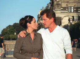 ARD BR+CKE ZUM HERZEN, Deutschland 2005, Regie Martin Gies, am Freitag (13.05.05) um 20:15 Uhr und am Dienstag (17.05.05) um 10:30 Uhr im Ersten. Langsam erkennt Karen (Simone Thomalla), dass sie mehr fYr Simon (Miroslav Nemec) empfindet, als nur berufliches Interesse. &copy; ARD Degeto/Anngret Plehn - honorarfrei, Verwendung nur im Zusammenhang mit o. g. Sendung bei Nennung Bild: "ARD Degeto/Anngret Plehn" (S 2), Programmplanung und Presse (069) 1509-334 oder -335