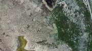 Satellitenbild eines Pfeils mit einem Kreuz auf dem Erdboden Satellitenbild eines Pfeils mit einem Kreuz auf dem Erdboden