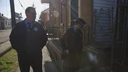 Detective Travis Ward kehrt zusammen mit Detective Barrere an den Tatort zur&uuml;ck, um das &Uuml;berwachungsmaterial zu sichten.