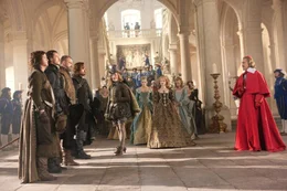 Wegen der erneuten Niederlage seiner Garde veranlasst Kardinal Richelieu (Christoph Waltz, r.) den jungen K&ouml;nig Louis (Freddie Fox, 5.v.l.), die Musketiere f&uuml;r eine Bestrafung zu sich zu rufen. Statt eine Strafe auszusprechen, nimmt dieser D'Artagnan (Logan Lerman, l.) bei den Musketieren (Ray Stevenson, 3.v.l., Matthew MacFadyen, 4.v.l., Luke Evans, 2.v.l.) auf ...