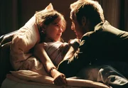 Christoph (Stephan Kampwirth) erz&auml;hlt seiner Tochter Kim (Leslie-Vanessa Lill) eine Gute-Nacht-Geschichte.