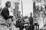 Bilder aus den St&auml;dten sind von notleidenden Menschen gepr&auml;gt.