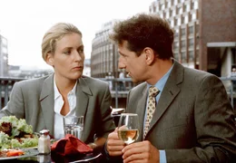 Die Anw&auml;ltin Dr. Corinna Jacobs (Maria Furtw&auml;ngler) wei&szlig; nicht mehr so genau, ob sie ihren Kollegen Bruno (Stefan Reck) heiraten soll.