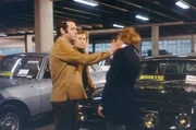 Auf der Suche nach dem M&ouml;rder trifft Charles Th&eacute;nier (Michel Duchaussoy, Mi.) auf den autorit&auml;ren Automechaniker Paul Decourt (Jean Yanne, li.), der eine problematische Beziehung zu seinem Sohn Philippe (Marc Di Napoli, re.) hat.