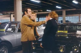 Auf der Suche nach dem M&ouml;rder trifft Charles Th&eacute;nier (Michel Duchaussoy, Mi.) auf den autorit&auml;ren Automechaniker Paul Decourt (Jean Yanne, li.), der eine problematische Beziehung zu seinem Sohn Philippe (Marc Di Napoli, re.) hat.