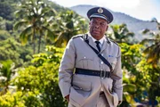 Commissioner Selwyn Patterson (Don Warrington) nimmt Marlons Nachfolger, Officer Dwayne, in Empfang, doch der Neuzugang bringt auch unerwartete Herausforderungen ins Team.