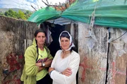Die albanische Sch&auml;ferin Laqe (rechts) mit Schwiegertochter Marjana.