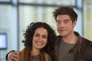 Ben Ahlbeck (Philipp Danne, r.) und Leyla (Sanam Afrashteh, l.) gehen gut gelaunt in den Feierabend.