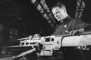 Die Wirtschaft wird komplett auf Kriegsproduktion umgestellt.
