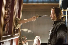 Immer wieder gelingt es M'lady de Winter (Milla Jovovich, l.), Athos (Matthew MacFadyen, r.) zu &uuml;bert&ouml;lpeln, doch nicht mehr lange ...