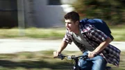 Ein Radfahrer rast ohne R&uuml;cksicht auf Verluste eine Stra&szlig;e entlang. Kurz darauf wird er von einer Explosion in St&uuml;cke gerissen. Welches Geheimnis verbirgt der junge Radfahrer Robert Hall?