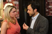 Familie Polauke hat sich das Adeligen-Spiel angenehmer vorgestellt als es nun tats&auml;chlich ist - vor allem weil sich Hubertus Mutter Freya als &auml;u&szlig;erst scharfz&uuml;ngige und hochm&uuml;tige Person herausstellt. Katja (Karolina Lodyga, l.) beschlie&szlig;t genervt, dem Zirkus ein Ende zu machen ...