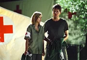 1995, irgendwo in den Wirren des Balkankrieges: Unter dem Get&ouml;se der einschlagenden Granaten f&uuml;hrt die deutsche &Auml;rztin Karen Bender (Katharina B&ouml;hm) zusammen mit ihrem einheimischen Kollegen Victor Novak (Tim Bergmann) in einem provisorischen Feldlazarett eine dramatische Notoperation durch.