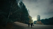 Das Hochhaus am Waldrand ist bekannt f&uuml;r seine sorgf&auml;ltig ausgew&auml;hlte Hausgemeinschaft. Als ein Hund verschwindet und ihre Tochter sich weigert, das Bad zu verlassen, stellt sich die Sicherheitsbeauftragte ANNA einem Wettkampf gegen die zunehmend absurdere Angst, die sich unter den Bewohner*innen ausbreitet. Die Utopie mit Waldblick ger&auml;t schleichend aus den Fugen. - Das mit allen Bequemlichkeiten ausgestattete Hochhaus am Waldrand ist ein Sehnsuchtsort f&uuml;r viele Menschen.